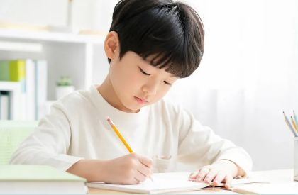 책을 읽고 자기 생각을 쓰는 아이